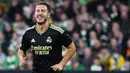 Pemain Real Madrid, Eden Hazard, melakukan selebrasi setelah mencetak gol ke gawang Celtic pada Laga Liga Champions, di Stadion Celtic Park, (6/9/2022). Mantan bintang Chelsea itu mendapat bayaran fantastis yang mencapai 2,25 juta euro per bulan. (AFP/Andy Buchanan)