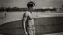 <p>Ahn Bo Hyun berpose sambil membawa papan surfingnya. Perut six pack-nya bikin fans berdecak kagum. "Jisooo pacarmu kerenn sekali," kata salah satu warganet. (Foto: Instagram/ bohyunahn)</p>