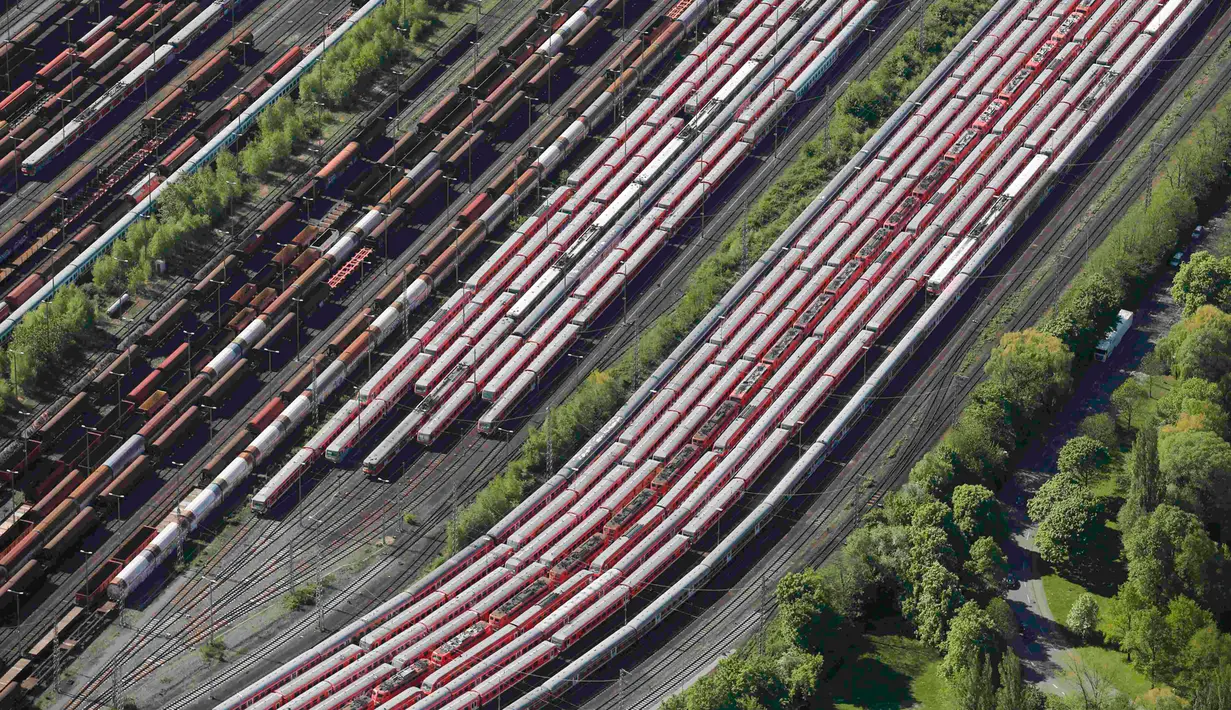 Kereta Deutsche Bahn saat diparkir di sebuah fasilitas penyimpanan di kota Rhine-Westphalia , Dortmund, Jerman (6/5/2015). Mogok kerja ini merupakan yang kedelapan kali dilakukan. GDL menuntut kenaikan gaji 5%. (Reuters/Wolfgang Rattay)