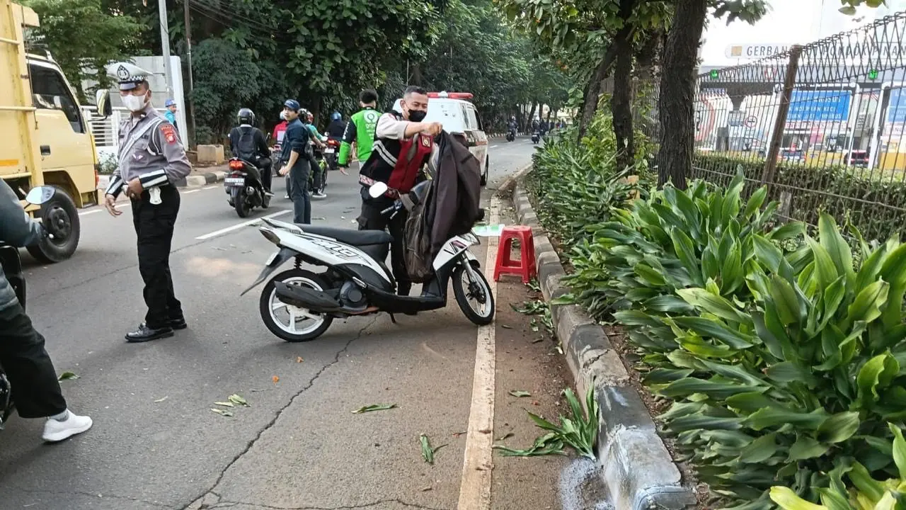 Seorang mahasiswa meninggal dunia sepeda motor yang dikendarainya terlibat kecelakaan di Jalan Raya TB Simatupang, Jakarta Selatan (Jaksel) pada Kamis (31/7/2025).