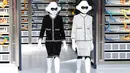 Dua robot berjalan di catwalk membawakan rancangan desainer Karl Lagerfeld untuk koleksi musim semi 2017 di Paris Fashion Week, Prancis, Selasa (4/10). Kedua robot memakai setelan klasik Chanel dengan warna hitam dan putih. (REUTERS/Charles Platiau)