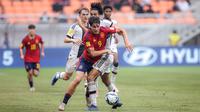 Pemain Timnas Jerman U-17, Paris David Odogu (tengah),&nbsp;berusaha menghalau pergerakan pemain Spanyol U-17, Marc Guiu dalam pertandingan perempat final Piala Dunia U-17 2023 yang berlangsung di Jakarta International Stadium, Jumat (24/11/2023). (Bola.com/Bagaskara Lazuardi)