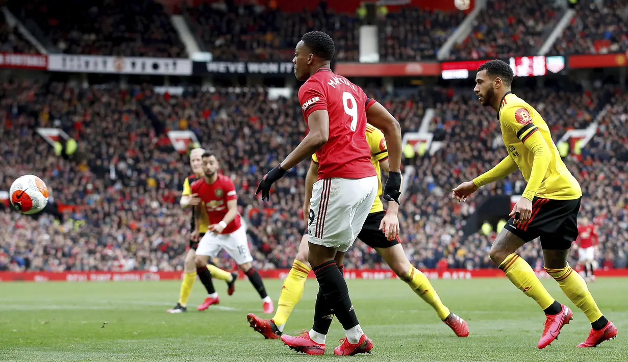 Pemain Manchester United Anthony Martial mencetak gol ke gawang Watford pada pertandingan Liga Inggris di Old Trafford, Manchester, Inggris, Minggu (23/2/2020). Manchester United menang 3-0. (Martin Rickett/PA via AP)