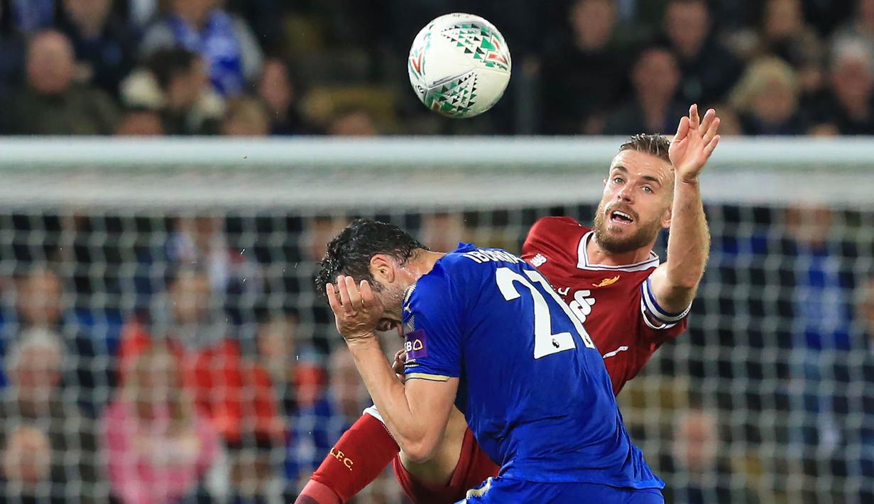 Gelandang Liverpool, Jordan Henderson, berebut bola dengan gelandang Leicester, Vicente Iborra, pada laga Piala Liga di Stadion King Power, Leicester, Selasa (19/9/2017). Leicester menang 2-0 atas Liverpool. (AFP/Lindsey Parnaby)