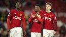 Selebrasi tiga pemain Manchester United (dari kiri) Kobbie Mainoo, Amad Diallo dan Alejandro Garnacho merayakan kemenangan 3-2 atas Newcastle United setelah berakhirnya laga tunda pekan ke-34 Liga Inggris 2023/2024 di Old Trafford Stadium, Manchester, Rabu (15/5/2024). (AP Photo/Dave Thompson)