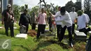 Kepala Dinas Pertamanan dan Pemakaman DKI Jakarta Djafar Muchlisin membongkar 4 makam dari total terindikasi 14 makam fiktif di Tempat Pemakaman Umum (TPU) Menteng Pulo, Jakarta Selatan, Kamis (28/7). (Liputan6.com/Gempur M Surya)