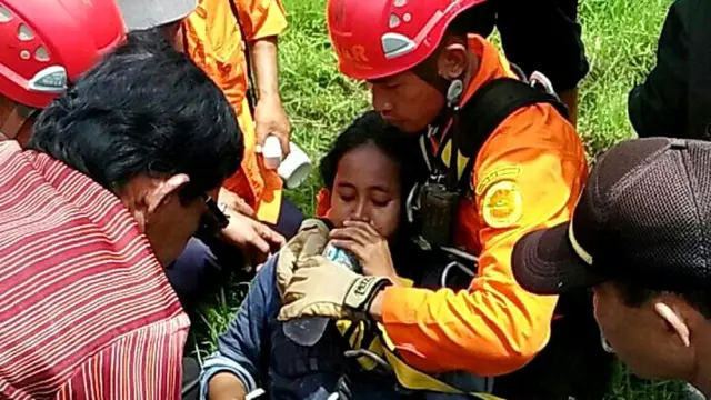 Petugas memberi minum ke wanita pemanjat tower Sutet. (Foto: Liputan6.com/Basarnas/Muhamad Ridlo)