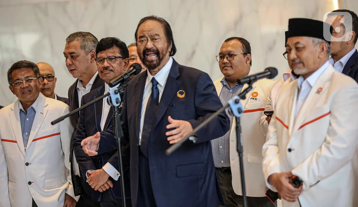 Ketua Umum Partai Nasdem Surya Paloh (tengah) bersama Presiden PKS Ahmad Syaikhu (kanan) saat menyampaikan keterangan pers usai pertemuan di Nasdem Tower, Jakarta, Rabu (22/6/2022). Petinggi PKS mengunjungi Ketua Umum Partai Nasdem Surya Paloh untuk menjajaki koalisi guna memenuhi persyaratan ambang batas pencalonan presiden atau presidential threshold 20 persen. (Liputan6.com/Faizal Fanani)