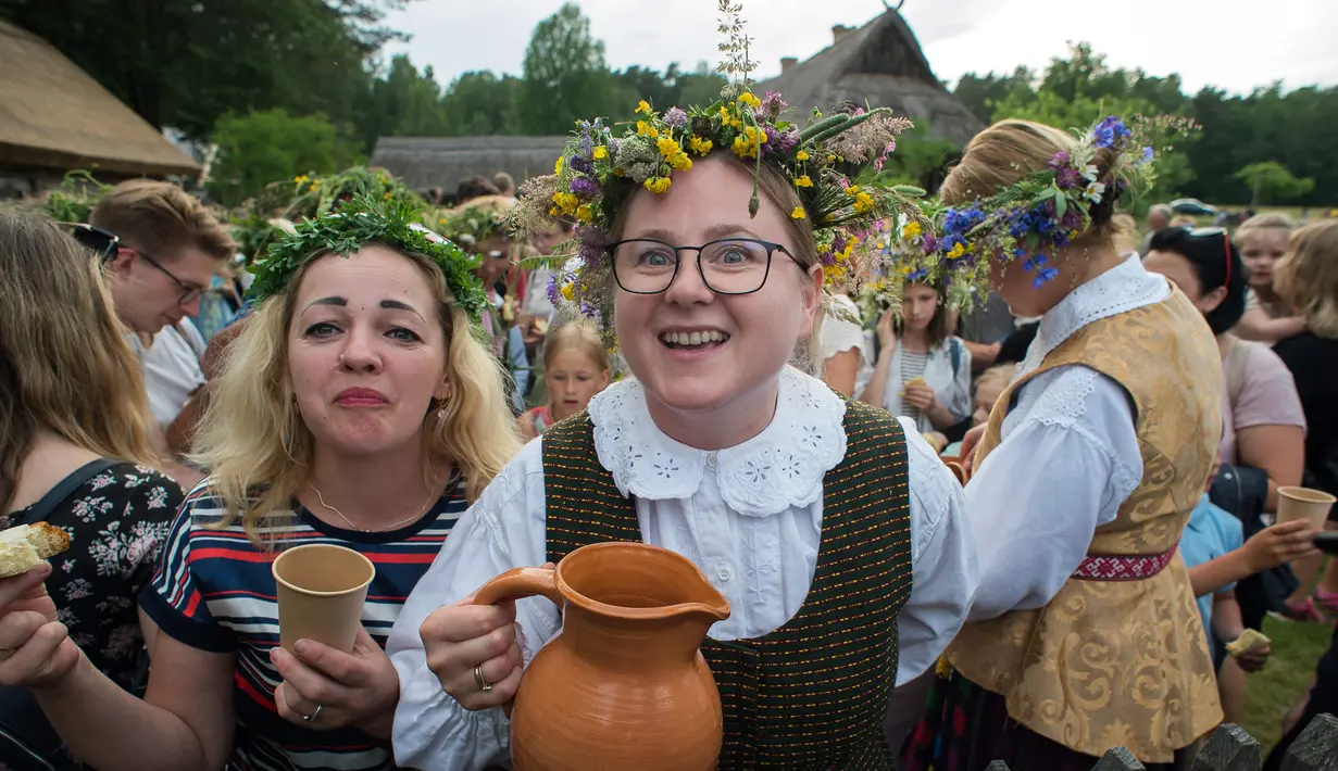 Keceriaan warga saat mengikuti Festival Rasos di Rumsiskes, Lithuania, Selasa (23/6/2020). Festival Rasos merupakan perayaan yang diadakan pada pertengahan musim panas di Lithuania. (Xinhua/Alfredas Pliadis)