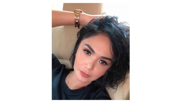 6 Gaya Yuni Shara dengan Rambut Keriting, Dipuji Makin Cantik