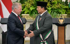 Penghargaan ini diberikan oleh Raja Yordania, Abdullah II, kepada raja, pangeran, kepala negara, atau tokoh asing terkemuka sebagai pengakuan atas kontribusi luar biasa dan hubungan bilateral yang kuat. Tampak dalam foto, Presiden Republik Indonesia Prabowo Subianto (kanan) menerima penghargaan Bejeweled Grand Cordon of Al-Nahda (Ordo Kebangkitan Yordania) dari Raja Yordania Abdullah II di Istana Kepresidenan, Jakarta, Jumat 14 November 2025. (BAY ISMOYO/AFP)