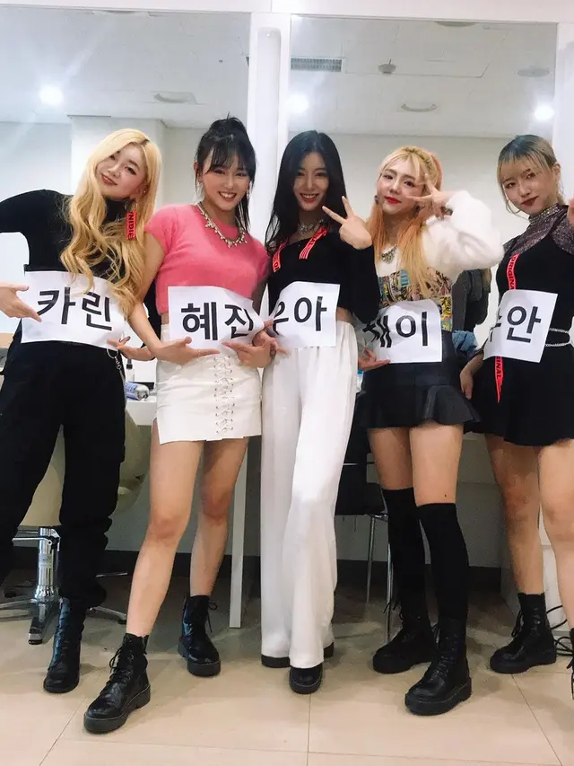 Personel Craxy, dari kiri ke kanan: KaRin, HyeJin, Woo Ah, ChaeY, Swan. (Instagram/ sa_itainment)
