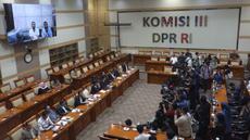 Anggota dan Pimpinan Komisi III Dewan Perwakilan Rakyat Republik Indonesia (DPR RI) saat menggelar Rapat Dengar Pendapat Umum (RDPU) terkait kasus videografer Amsal Sitepu yang menjadi terdakwa kasus dugaan korupsi dalam kegiatan pembuatan video profil desa di Ruang Rapat Komisi III DPR RI, Kompleks Parlemen, Senayan, Jakarta, pada Senin (30/3/2026). (Kapanlagi.com/Budy Susanto)