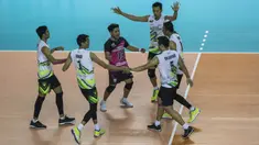 Para pevoli Indonesia merayakan kemenangan atas Jepang pada Invitation Tournament Asian Games 2018 di Tennis Indoor Senayan, Jakarta, Selasa (13/2/2018). Indonesia menang 3-2 atas Jepang. (Bola.com/Vitalis Yogi Trisna)