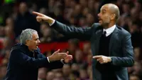 Pelatih Manchester City Pep Guardiola dan pelatih Manchester United Jose Mourinho memberikan instruksi kepada para pemainnya saat pertandingan Piala Liga Inggris (EFL Cup) di Stadion Old Trafford, Manchester, Inggris (26/10). (Reuters/Jason Cairnduff)