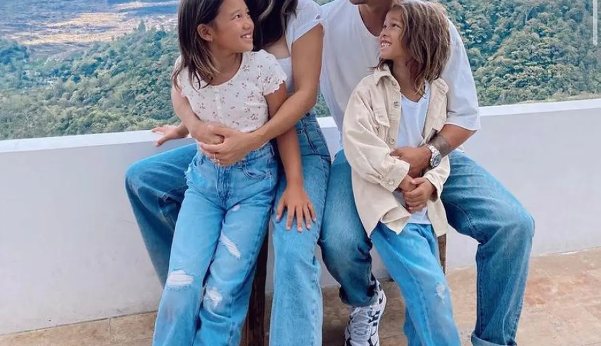 Untuk gaya kasual, kombinasi kaos putih dan celana jeans juga bisa jadi inspirasi busana keluarga yang simpel tapi stylish. (Instagram/jenniferbachdim).