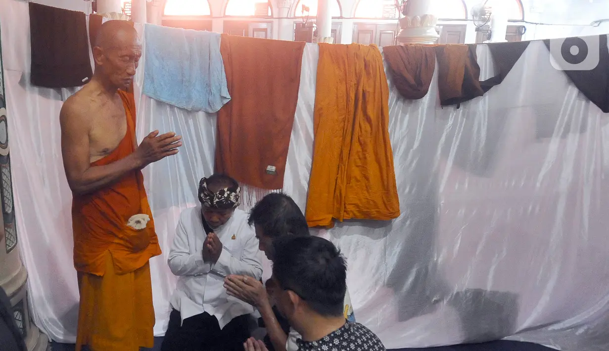 Dari berbagai informasi, ada beberapa agenda yang akan dilakukan para Biksu di Kanzus Sholawat. Di antaranya, bertemu dengan Habib Luthfi (sore), mencuci jubah (sore), lalu ramah tamah (malam). (merdeka.com/Arie Basuki)