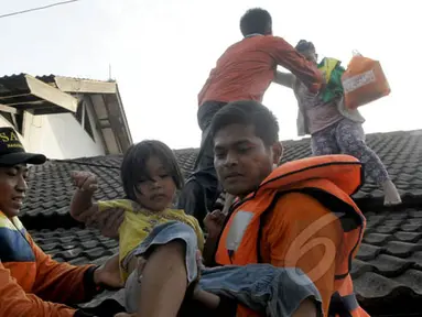 Petugas Basarnas mengevakuasi warga ketika banjir melanda Perumahan Ciledug Indah 1, Tangerang, Selasa (10/2/2015). Banjir merendam ratusan rumah di kawasan tersebut dengan ketinggian mencapai 90 cm. (Liputan6.com/Andrian M Tunay)