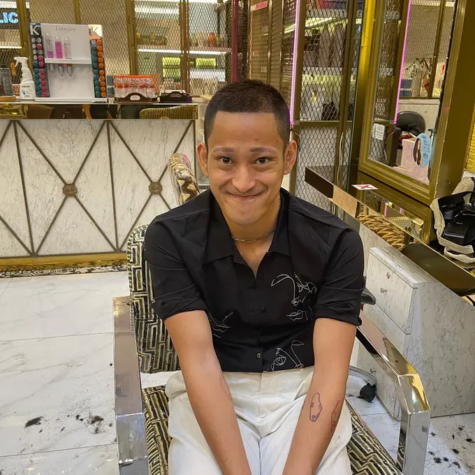 Totalitas Demi Peran, Ini 6 Potret Gaya Rambut Bio One yang Tetap Keren