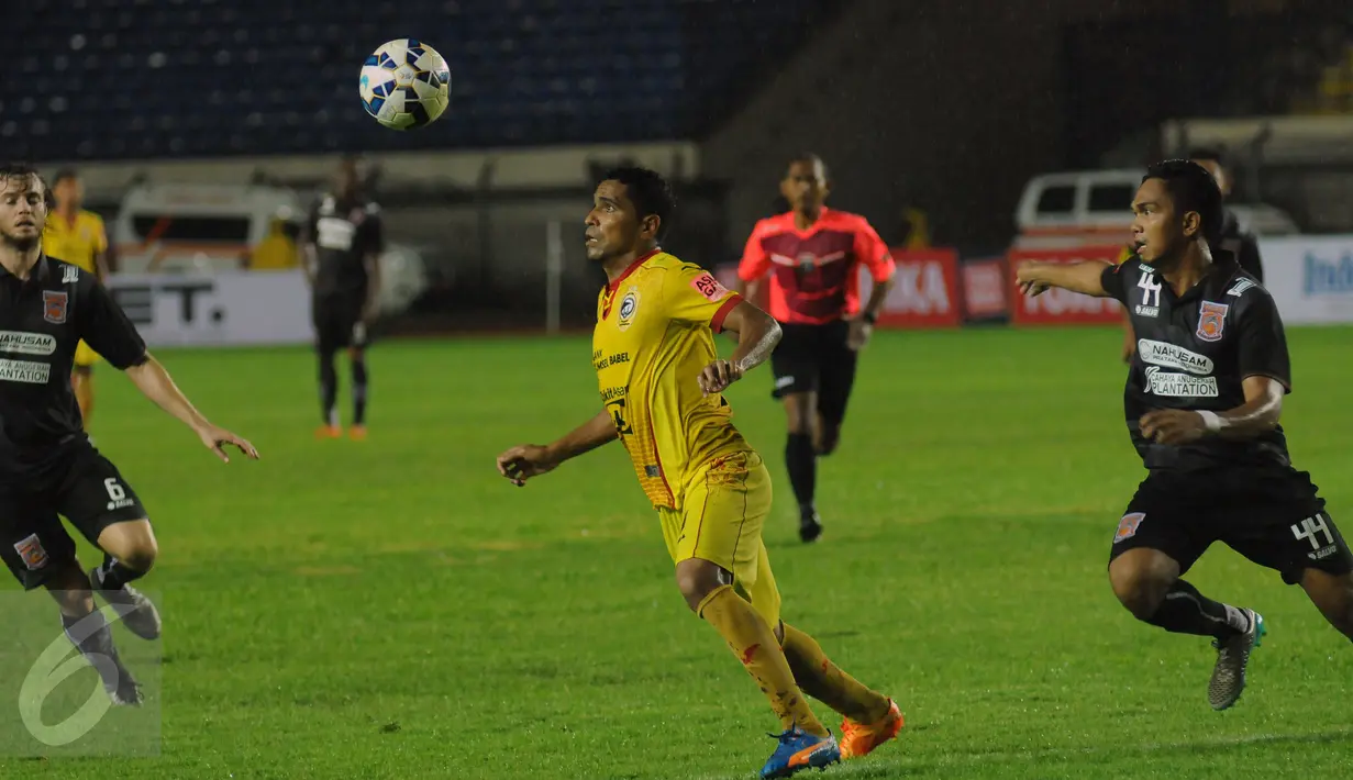 Penyerang Sriwijaya FC, Alberto Goncalves (tengah) mengontrol bola saat laga melawan PBFC di turnamen Piala Bhayangkara di Stadion Si Jalak Harupat, Bandung, Jumat (18/3/2016). Sriwijaya unggul 3-1 atas PBFC. (Liputan6.com/Helmi Fithriansyah)