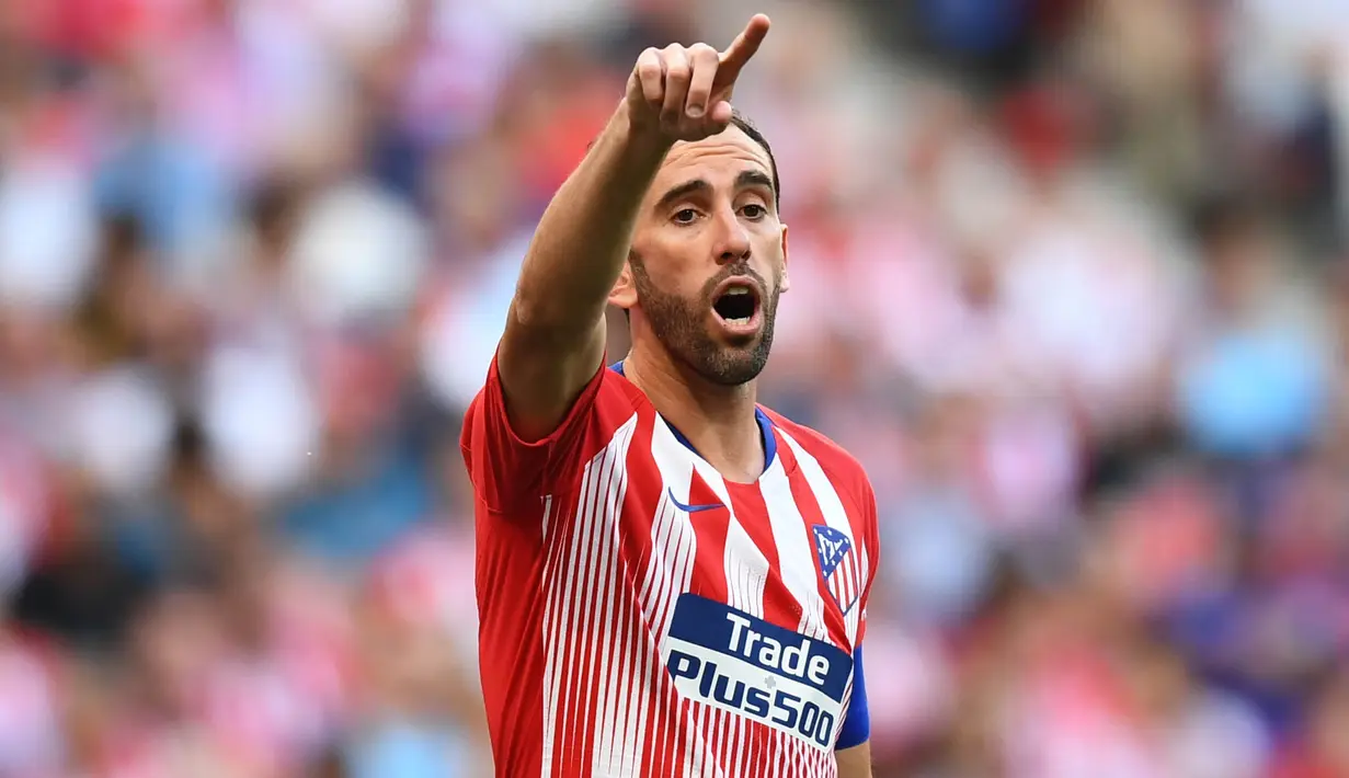 3. Diego Godin - Bek tangguh ini selalu menjadi momok bagi Cristiano Ronaldo kala berjumpa dengan Atletico Madrid. Permainan disiplin Godin di lini belakang sering membuat Ronaldo geleng-geleng kepala. (AFP/Gabriel Bouys)