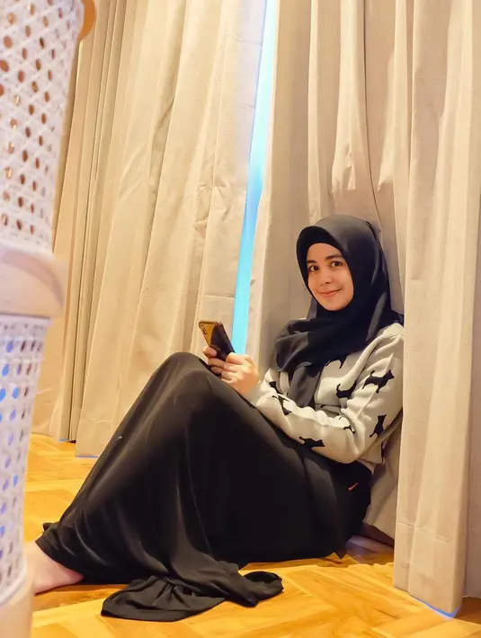 <p>Tidak mau larut dalam kesedihan setelah kembali kandas rumah tangganya, Risty Tagor bangkit demi membahagiakan ketiga buah hatinya. [Instagram/ristytagor]</p>