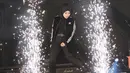 Begini penampilan Tantri Kotak saat konser di Purwokerto. Ia tampil keren dengan mengenakan busana serba hitam. (Foto: instagram.com/tantrisyalindri)