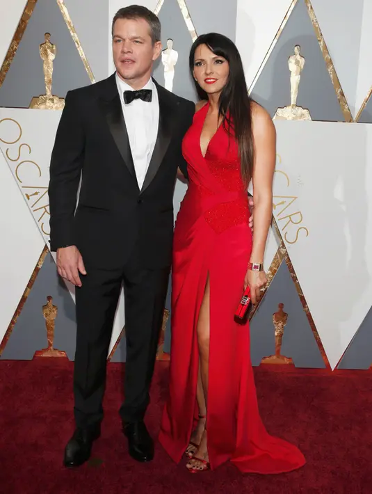 Aktor Matt Damon berpose dengan istrinya, Luciana Barroso ketika berpose di red carpet Piala Oscar 2016 di Hollywood, California, Minggu (28/2). Damon menjadi nomine dalam kategori Best Actor dalam film The Martian. (REUTERS/Adrees Latif)