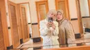 Lesti Kejora mengunggah potret dirinya bersama ibundanya. Lesti tampil serba putih dengan pakaiannya dipadukan kerudung coklat, sedangkan ibundanya tampil serba coklat dari kerudung hingga pakaiannya. [@lestikejora]