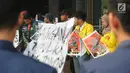 Perwakilan mahasiswa dari berbagai universitas membentangkan poster saat menggelar aksi dukungan terhadap KPK di Gedung Merah Putih, Kamis (12/9/2019). Aksi dilakukan sebagai bentuk penolakan terhadap perubahan Undang-undang Komisi Pemberantasan Korupsi atau revisi UU KPK. (merdeka.com/Dwi Narwoko)