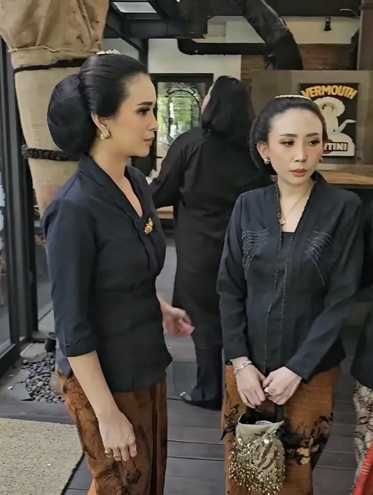 Dari sisi samping, terlihat ia mengenakan makeup natural dengan blus on pink, eyeshadow bold serta lipstik kecoklatannya. (@therealdisastr)