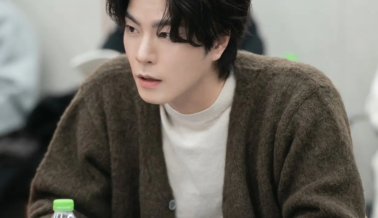Hong Jong Hyun juga membuat penggemar terkesan dengan penampilannya sebagai Min Joon, sahabat Choi Hong selama 15 tahun.