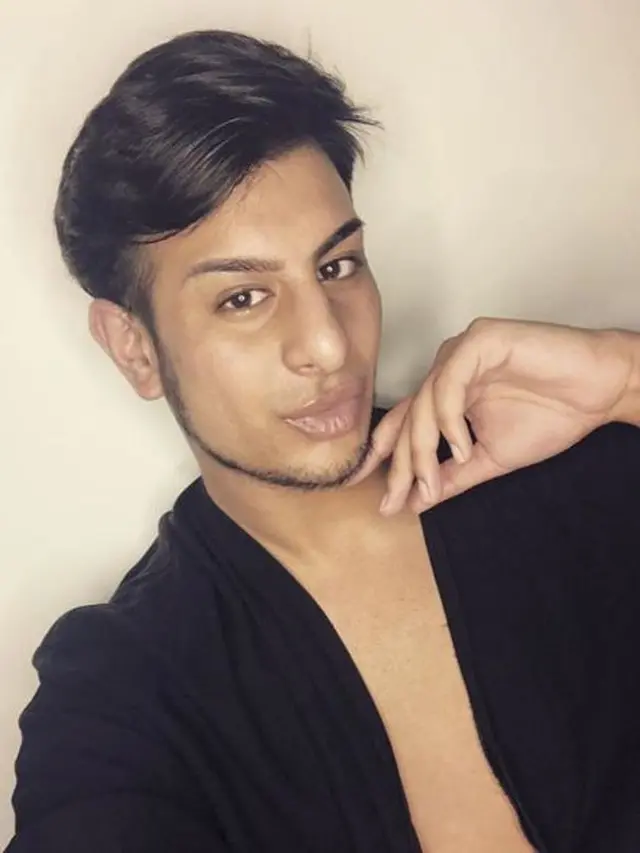 [Bintang] Cowok Ini Disebut Sebagai Raja Selfie, Dalam Sehari Bisa Foto 200 Kali Lho