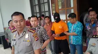 Status yang diunggah pria asal Bandung di Facebook itu menyinggung isu SARA. (Liputan6.com/Aditya Prakasa)