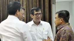 Wakil Presiden Jusuf Kalla (kanan) berdialog dengan sejumlah Menteri saat menghadiri rapat terbatas di Kantor Presiden, Komplek Istana Kepresidenan, Jakarta, Rabu (18/3/2015).(Liputan6.com/Faizal Fanani)