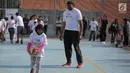 Mantan pemain Los Angeles Lakers, Sam Perkins saat Coaching Clinic Basket kepada anak-anak marjinal dan anak jalanan di Jakarta di Lapangan Basket, US Embassy, Annex, Jakarta, Kamis (7/9). (Liputan6.com/Faizal Fanani)