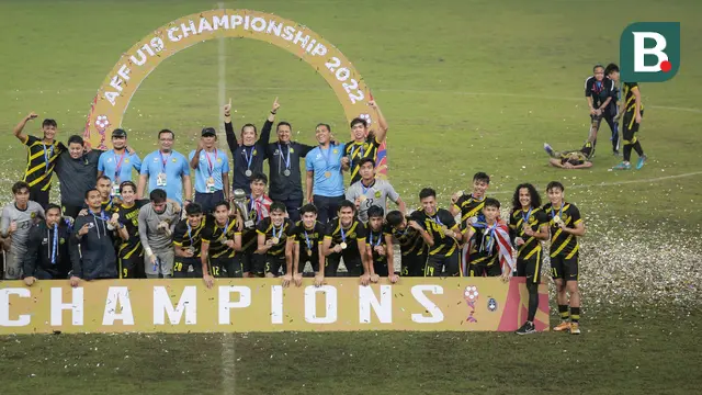 Foto: Apes, Pemain Malaysia Ini Malah Kena Cedera Saat Timnya Merayakan Juara Piala AFF U-19 2022