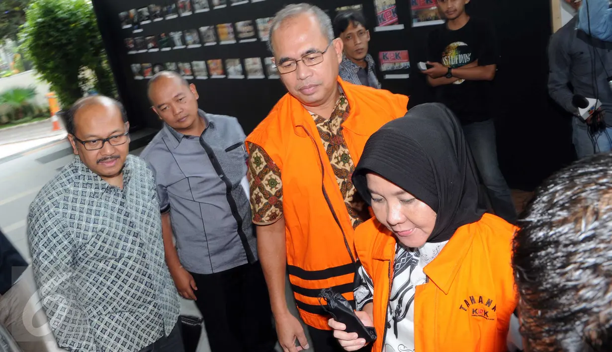 Pahri Azhari dan istri usai diperiksa KPK, Jakarta, Rabu (6/1/2016). KPK memperpanjang penahanan terhadap Bupati Muba, Pahri Azhari dan istri Lucianty selama 40 hari ke depan. (Liputan6.com/Helmi Afandi)