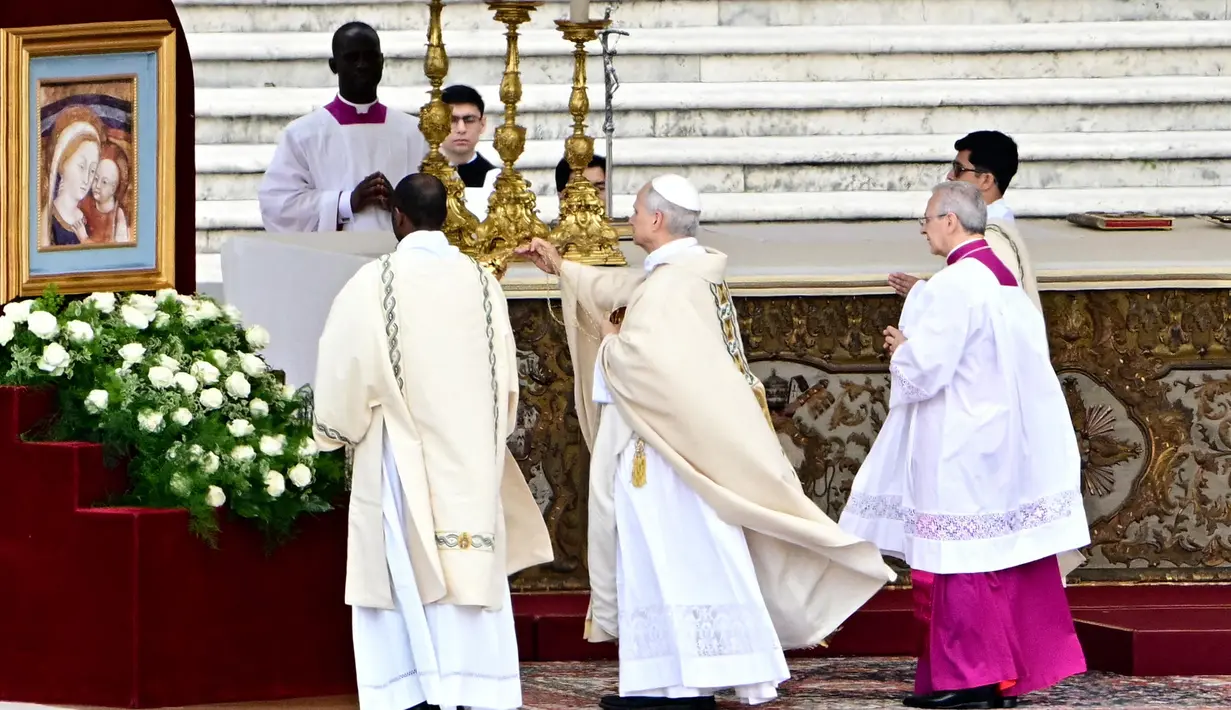 Ini menandai secara resmi dimulainya masa jabatan Paus Leo XIV sebagai pemimpin baru Gereja Katolik. (Tiziana FABI/AFP)