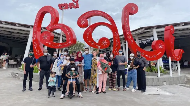 6 Potret Liburan Zaskia Gotik di Bali, Kompak Bareng Anak Sambung