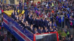 Para pemain Islandia ikut memotret dan memberikan salam kepada warga yang  menyambut kedatangan tim usai berlaga pada Piala Eropa 2016 di Reykjavik, Islandia, (4/7/2016). (REUTERS/Geirix)