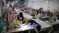 Menteri Koperasi dan UKM Teten Masduki mengunjungi industri tekstil di Jawa Barat. Teten mengatakan, sejumlah pengusaha tekstil di Kabupaten Bandung terancam berhenti produksi hingga melakukan PHK. (Dok KemenkopUKM)