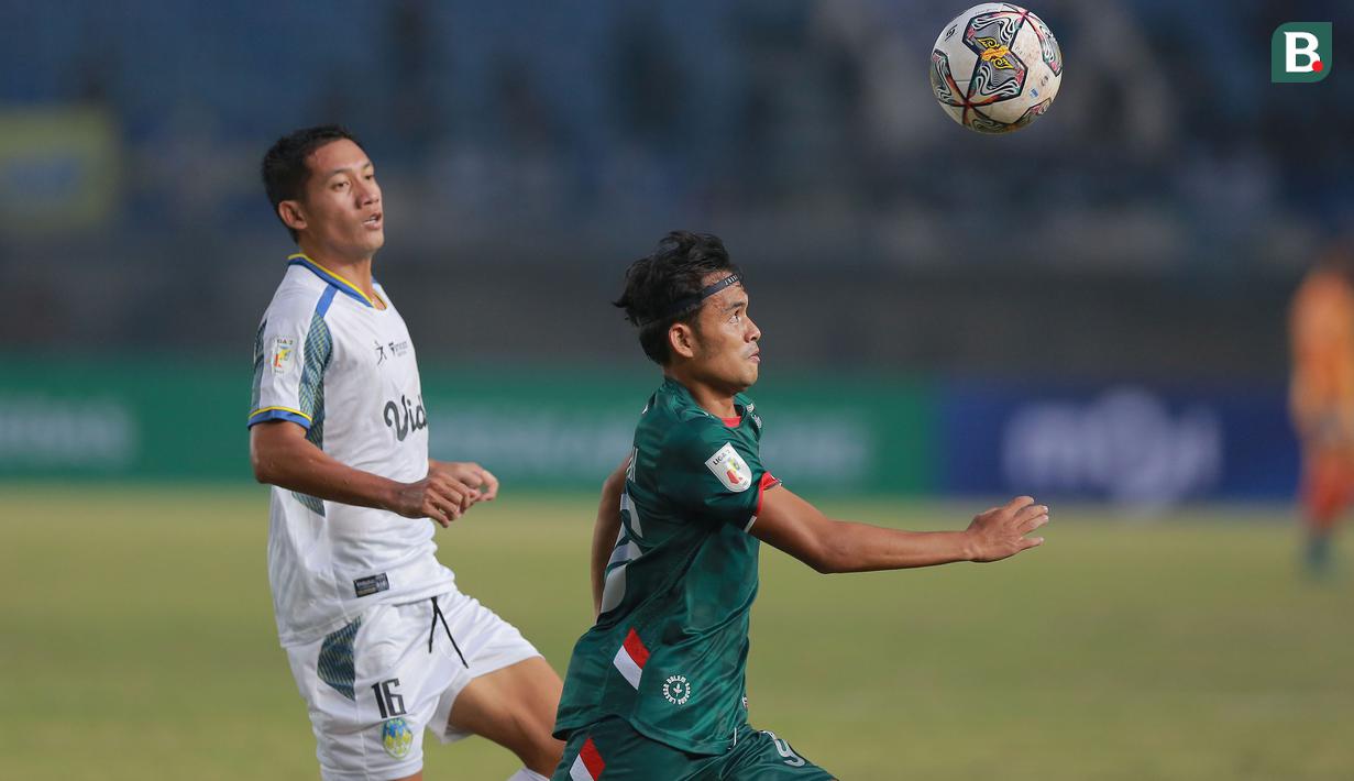 Pemain Persikab Bandung, Puja Abdullah (kanan) menguasai bola pada laga pertama Grup Tengah Liga 2 2022/2023 antara Persikab Bandung melawan PSIM Yogyakarta di Stadion Si Jalak Harupat, Bandung, Minggu (28/8/2022). (Bola.com/M Iqbal Ichsan)