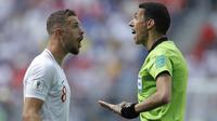 Gelandang Inggris, Jordan Henderson, memprotes wasit Ghead Grisha saat melawan Panama pada laga grup G Piala Dunia di Stadion Nizhny Novgorod, Nizhny Novgorod, Minggu (24/6/2018). Inggris menang 6-1 atas Panama. (AP/Victor Caivano)