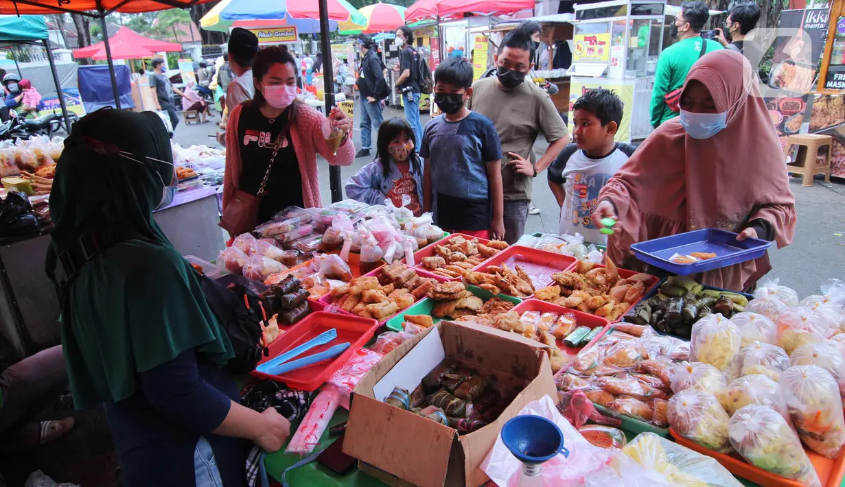 Pembeli memilih makanan untuk berbuka puasa (takjil) di kawasan Pasar Lama, Kota Tangerang, Selasa (20/4/2021). Bulan Ramadhan, membuat sejumlah pedagang takjil musiman bermunculan dan menawarkan aneka makanan dan minuman untuk umat Islam yang menjalankan puasa. (Liputan6.com/Angga Yuniar)