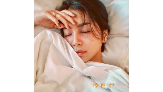 6 Potret Bunga Zainal Tampil Tanpa Makeup, Curi Perhatian