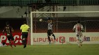 Penjaga gawang Persija Jakarta, Andritany Ardhiyasa (tengah) berusaha menangkap bola dari tendangan pemain PSM Makassar dalam pertandingan semifinal Piala Menpora 2021 di Stadion Maguwoharjo, Sleman. Kamis (15/4/2021). (Bola.com/Ikhwan Yanuar)