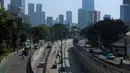 Perubahan ini menjadi pemandangan yang jarang ditemui dalam keseharian Jakarta. Tampak dalam foto, suasana salah satu ruas jalan di Jakarta, Kamis (19/3/2026) pagi. (Kapanlagi.com/Budy Santoso)
