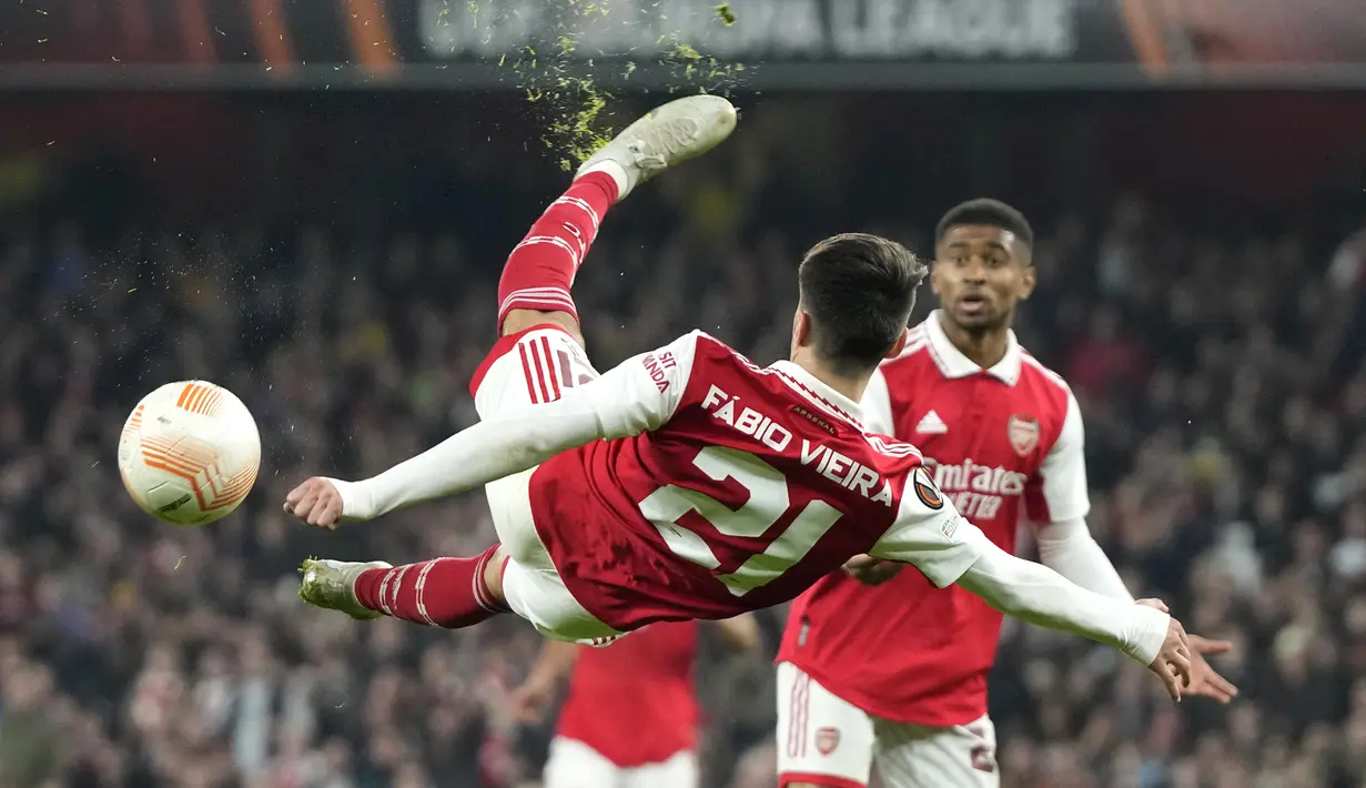 Gelandang Arsenal Fabio Vieira mencoba tembakan ke gawang FC Zurich pada matchday terakhir Grup A  Liga Europa 2022/2023 di Emirates Stadium, Jumat (4/11/2022) dinihari WIB. Arsenal memastikan kemenangan kelimanya di Grup A Liga Europa 2022/2023. (AP Photo/Frank Augstein)