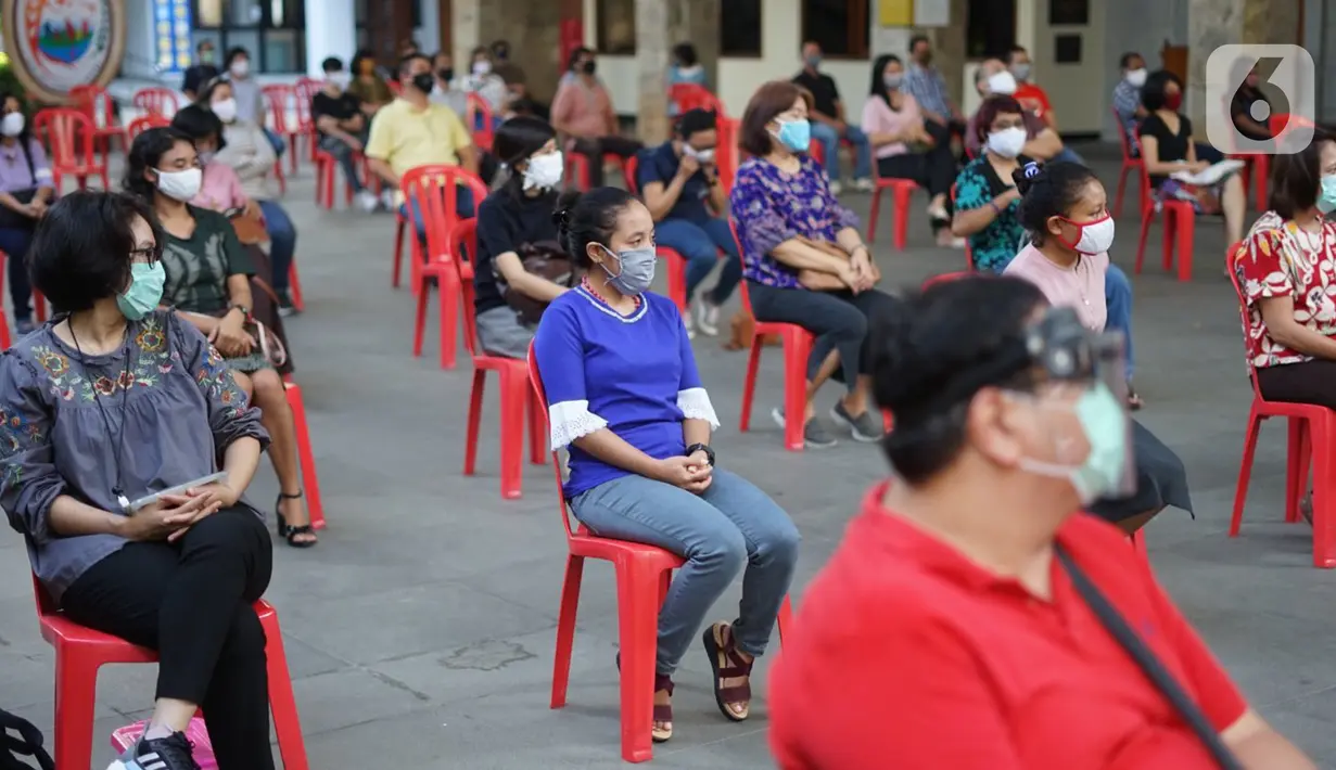 Umat Katolik melaksanakan ibadah misa dengan tetap mengenakan masker di Gereja Katedral Jakarta, Minggu (12/7/2020). Gereja Katedral Jakarta kembali menggelar misa bagi umat Katolik dengan menerapkan protokol kesehatan untuk mencegah penularan Covid-19. (Liputan6.com/Immanuel Antonius)